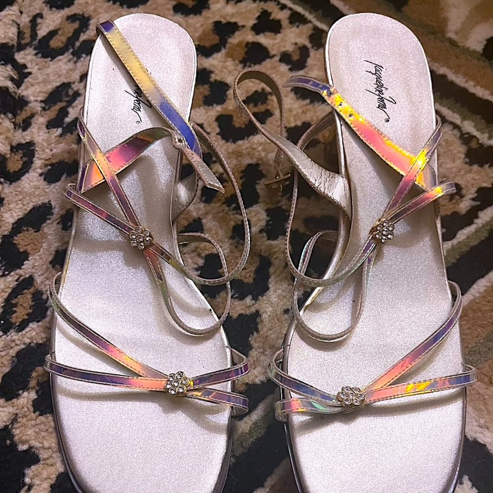 JACQUELINE FERRAR IRIDESCENT STRAPPY SANDALS WITH FLORAL CHARM SIZE 10M ($5